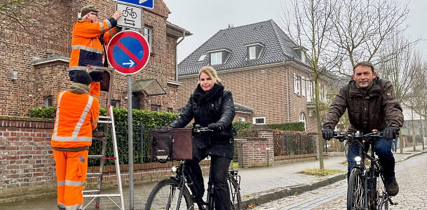 Sie fahren, wie es ab sofort erlaubt ist in der Kefersteinstraße: Lüneburgs Oberbürgermeisterin Claudia Kalisch und Verkehrsdezernent Markus Moßmann. Mitarbeiter der AGL haben bereits alle neuen Schilder in der Kefersteinstraße angebracht.