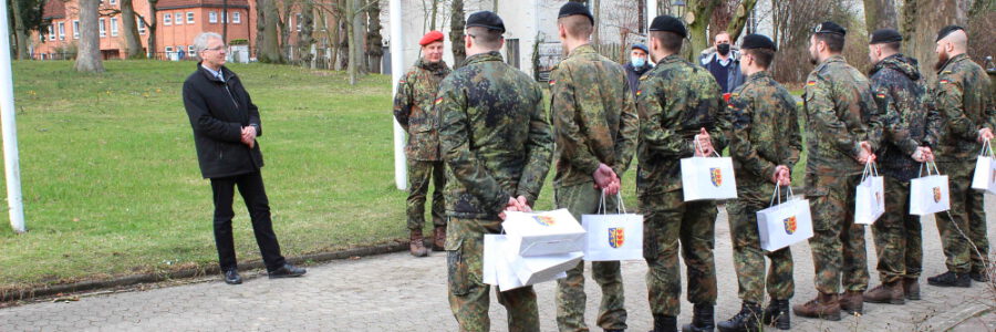 Verabschiedung der Soldaten des Aufklärungslehrbataillons 3 mit Landrat Jens Böther, Marko Heyner, Leiter des Kreisverbindungskommando, und Kommandeur Martin Mittmesser. Foto: Landkreis Lüneburg.