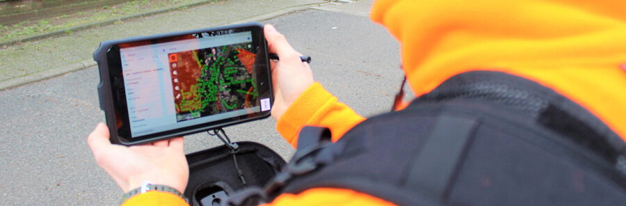 AGL-Mitarbeiter bei der digitalen Baumerfassung. Foto: Stadt Lüneburg.