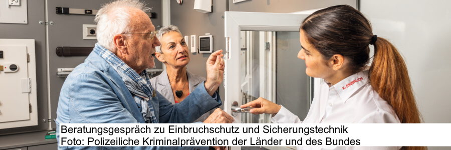 Beratungsgespräch zu Einbruchschutz und Sicherungstechnik. Foto: Polizeiliche Kriminalprävention der Länder und des Bundes.