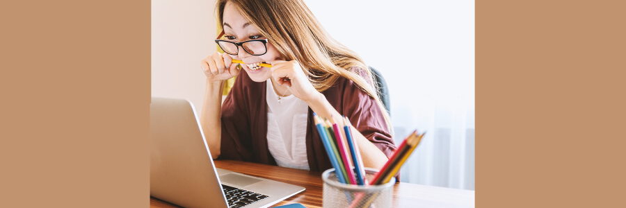 Frau mit Laptop. Foto: Jan Vašek, Pixabay.