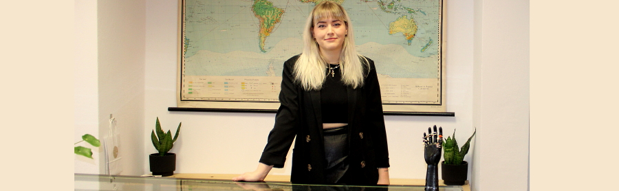 Leonie Oetzel hat vor wenigen Monaten ihren Laden „Green Velvet“ in der Lüneburger Innenstadt eröffnet. Sie profitiert dabei von der städtischen Förderrichtlinie „Reduzierung des Gewerbeleerstandes“. Foto: Hansestadt Lüneburg.