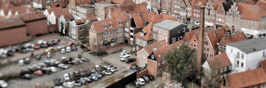 Altstadt Lüneburg mit versiegelten Parkplätzen. Foto: Jörg Mandt, Pixabay.