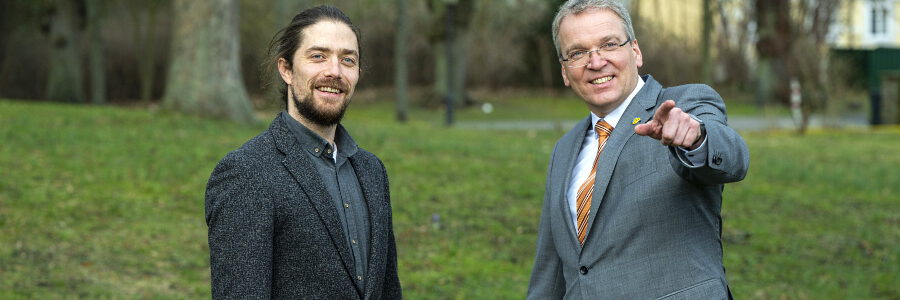Landrat Jens Böther (r.) begrüßt Ole Dierßen als Geschäftsführer der neuen Naturschutzstiftung für den Landkreis Lüneburg. Foto: Landkreis Lüneburg, Hans-Jürgen Wege