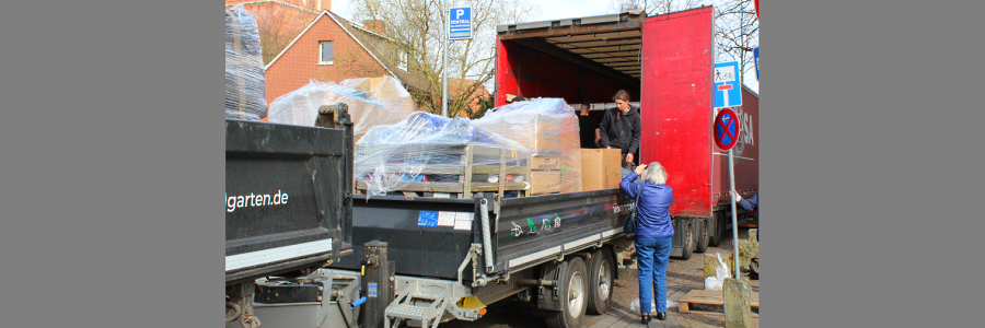 Foto: Landkreis Lüneburg. Der Lkw mit Hilfsgütern für die Ukraine wird beladen.