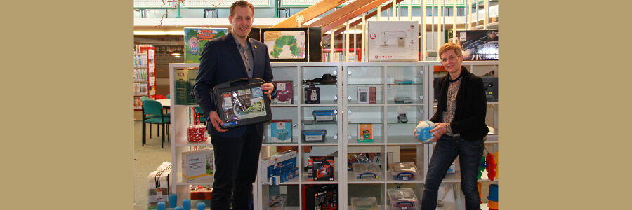 Bürgermeister Dennis Neumann und Petra Heuchert von der Bibliothek Bleckede eröffnen die „Bibliothek der Dinge“. Foto: Stadt Bleckede - Anke Borchhardt