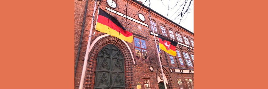 Halbmast am Lüneburger Rathaus wie im ganzen Bundesgebiet: Am 11. März 2022 findet erstmalig der „Nationale Gedenktag für die Opfer terroristischer Gewalt“ statt. Der Gedenktag knüpft an die europäischen Gedenktag an, den es bereits seit 2005 gibt. Foto: Hansestadt Lüneburg.