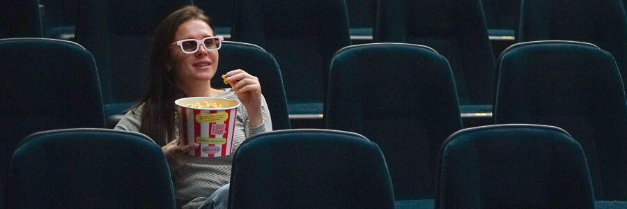 Frau im Kino. Foto: Alexandr Podvalny, Pixabay.
