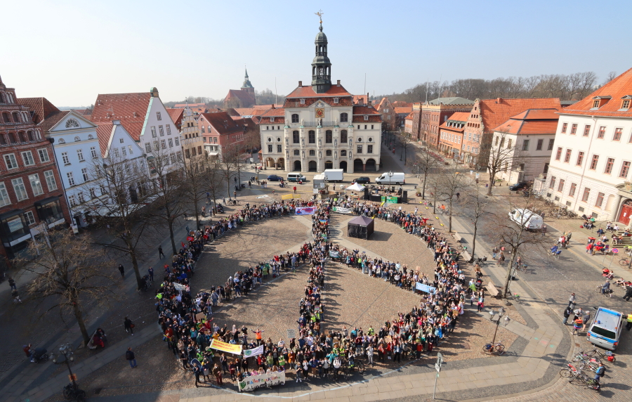 Fridays for Future, 25. März 2022: Friedenszeichen auf dem Marktplatz in Lüneburg. Foto: Malte Hübner.