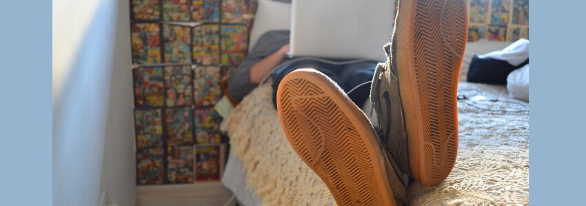 Junge mit Laptop. Foto: lores felipe, Pixabay.