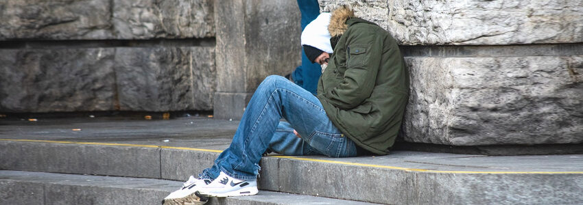 Frau oder Mann auf Treppenstufen. Obdachlos, einsam. Foto: Manuel Alvarez , Pixabay.