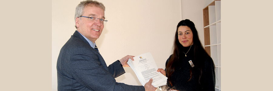 Landrat Jens Böther und Marina Schweikert vom Fachdienst Mobilität mit den Kooperationsschreiben, die im März verschickt wurden. Foto: Landkreis Lüneburg.