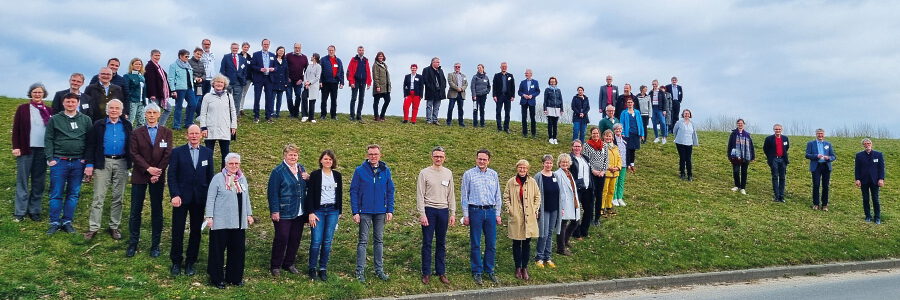 Teilnehmer:innen des Zukunftstages am 26.03.2022 am Bleckeder Deich in der Aufstellung eines Fisches - ein christliches Symbol, das auch Teil des Logos vom Zukunftsprozess 2035 im Kirchenkreis ist. Foto: Kirchenkreis Lüneburg.