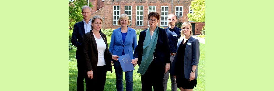 Übergabe des Förderbescheids am 12.05.2022. Foto: Hansestadt Lüneburg.