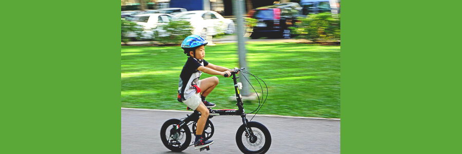 Kind auf dem Fahrrad. Foto: Jason Goh, Pixabay.