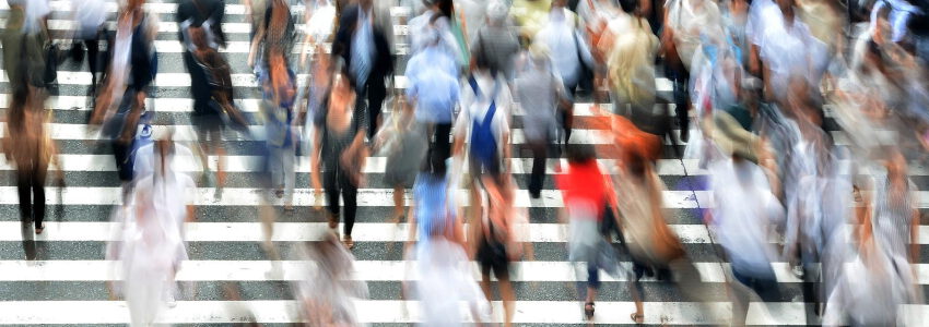 Menschen auf der Straße. Foto: Brian Merrill, Pixabay.