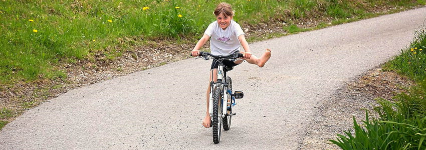 Kind auf dem Rad. Foto: Pezibear, Pixabay.