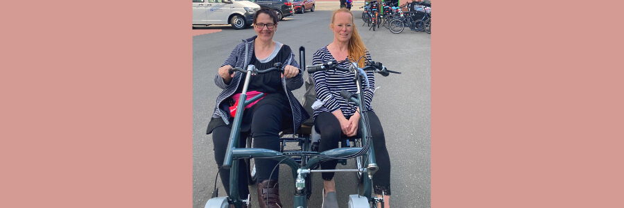 Anke und Silke auf dem Tandem. Foto: B. Habenicht, Lebenshilfe LG/HG.