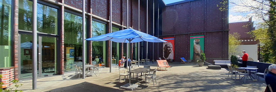 Café-Terrasse des Museums Lüneburg an der Ilmenau. Foto: Lüne-Blog.