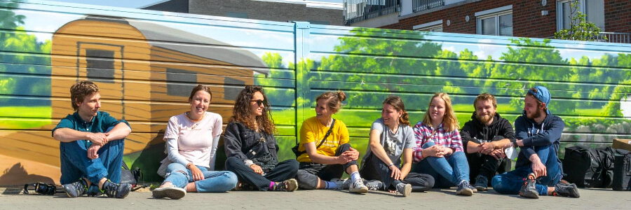 Einige der Künstler:innen vor ihrem Bild. Foto: Klimaentscheid Lüneburg.