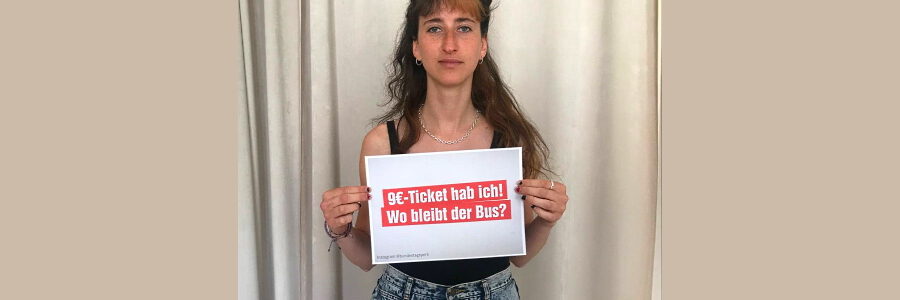 Wo bleibt der Bus. Foto: Die PARTEI/DIE LINKE.