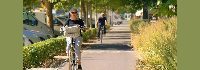 Frau auf dem Fahrrad. Foto: icsilviu, Pixabay.