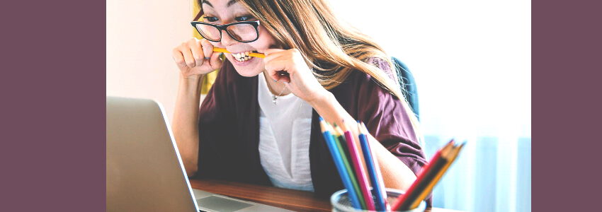 Junge Frau am Laptop. Foto: Jan Vašek, Pixabay.