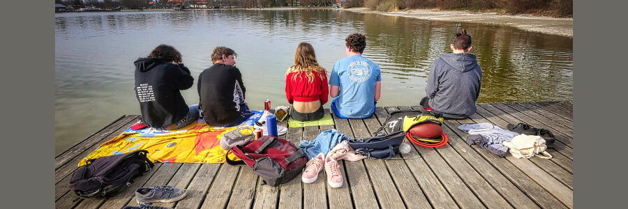 Jugendliche am See, Reise, Ferien. Foto: Albrecht Fietz, Pixabay.
