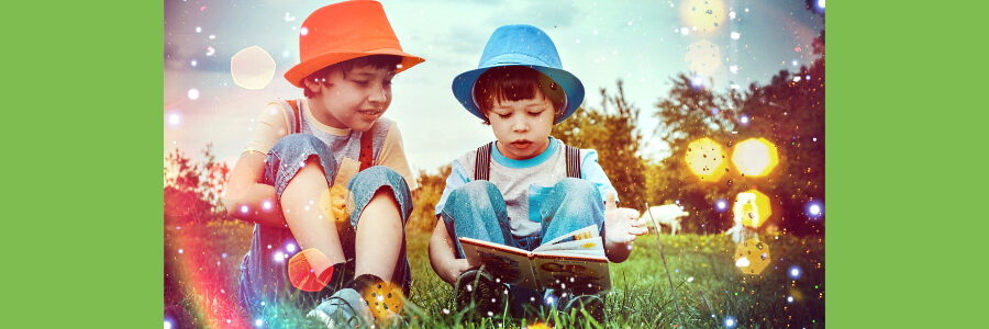 Lesende Jungen im Grünen. Foto: Victoria_Borodinova, Pixabay.