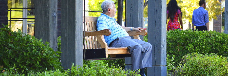 Mann auf der Bank. Foto: Q_K, Pixabay.