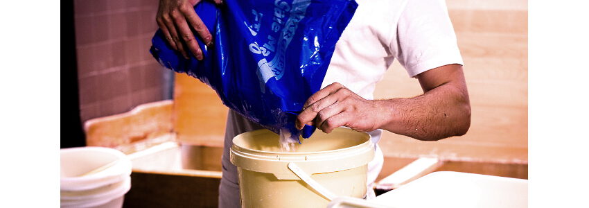 Bäckergeselle bei der Arbeit. Foto: NGG.