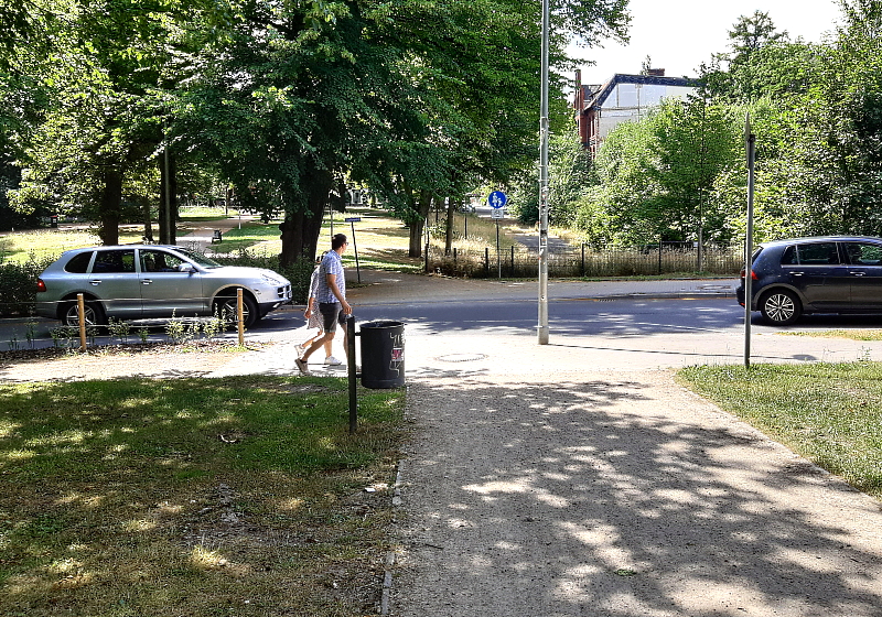 Bastionstraße. Der Weg führt auf der anderen Straßenseite weiter, es gibt jedoch keinen gesicherten Übergang. Foto: FUSS e.V. Lüneburg.