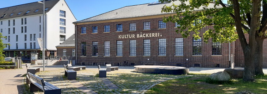 Foto: Lüne-Blog. Die KulturBäckerei in Lüneburg ist heute ein offenes Haus für Kunst, Kultur und Begegnung. Früher diente das Gebäude als Heeresbäckerei, hier wurde das sogenannte Kommissbrot für die in der Garnisonstadt Lüneburg stationierten Soldaten gebacken. Jetzt finden hier Ausstellungen, Workshops, Theateraufführungen und Konzerte statt.