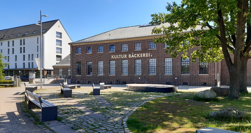 Foto: Lüne-Blog. Die KulturBäckerei in Lüneburg ist heute ein offenes Haus für Kunst, Kultur und Begegnung. Früher diente das Gebäude als Heeresbäckerei, hier wurde das sogenannte Kommissbrot für die in der Garnisonstadt Lüneburg stationierten Soldaten gebacken. Jetzt finden hier Ausstellungen, Workshops, Theateraufführungen und Konzerte statt.