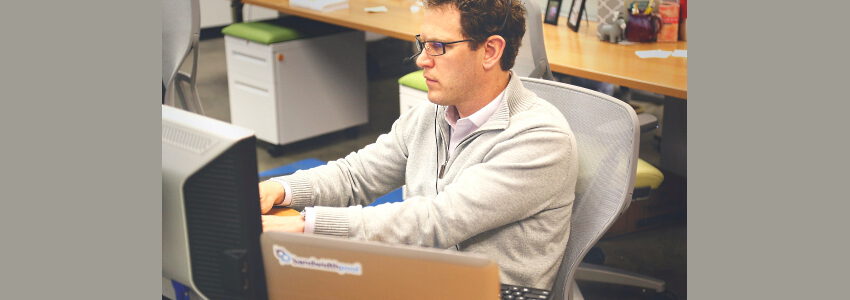 Mann an Computer. Foto: StartupStockPhotos. Pixabay.