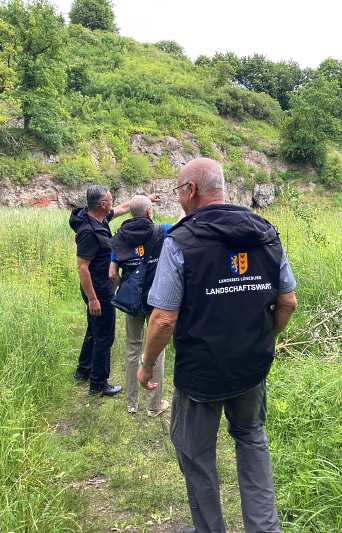 Landschaftswarte beim Begehen des Kalbergs. Foto: Landkreis Lüneburg.