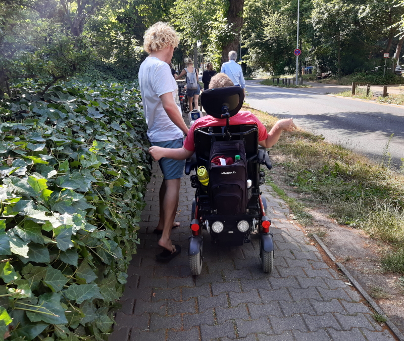 Neuetorstraße auf dem Weg zum Kalkberg. Der Fußweg ist sehr schmal und fällt nach rechts ab. Das macht ihn sehr schwierig zu befahren. Foto: FUSS e.V. Lüneburg.