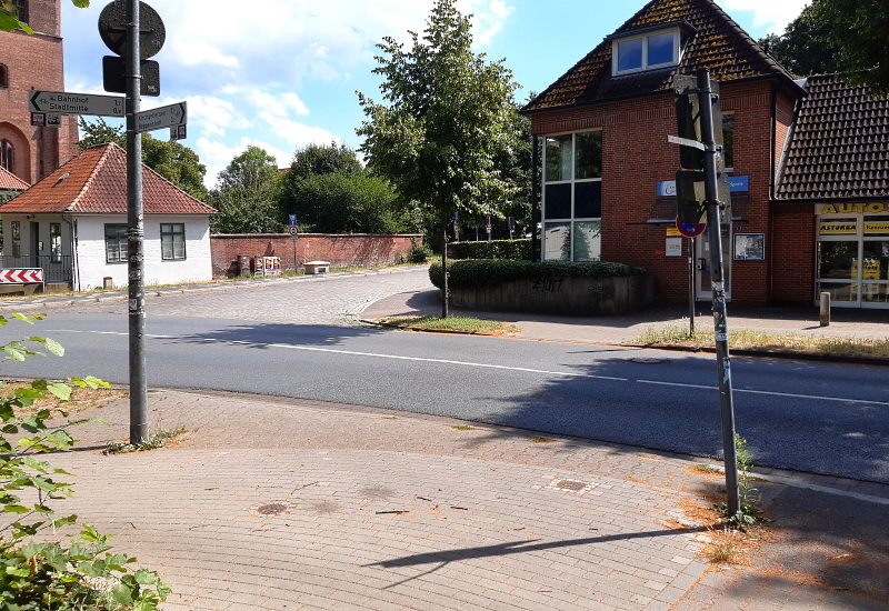 Neuetorstraße: Hier gibt es keinen gesicherten Übergang zum Kalkberg. Entweder quert man hier auf der stark befahrenen Straße. Oder man muss auf der anderen Seite das Pflaster überqueren. Foto: FUSS e.V. Lüneburg.