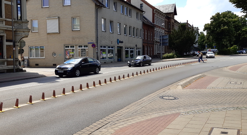 Zwischen der Basteihalbinsel und der Straße Im Wendischen Dorfe gibt es keinen Übergang. Trotzdem möchten dort Menschen queren - wie auf dem Foto. Foto: FUSS e.V. Lüneburg.