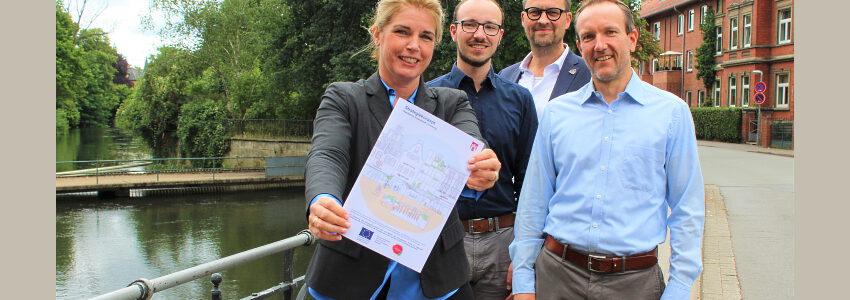 C. Kalisch mit Förderbeischeid "Resiliente Innenstädte". Foto: Hansestadt Lüneburg.