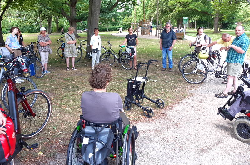 Treffpunkt Basteihalbinsel. Gut 20 Teilnehmende hatten sich eingefunden, darunter zwei Personen mit Rollstuhl und ein Rollator. Foto-FUSS e.V. Lüneburg.