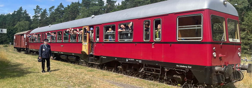 Der Zug nach Bleckede bei Neu Neetze. Ein Wagen für Fahrräder ist immer dabei. Foto: AVL.