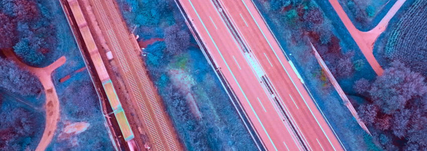 Foto: traxventure research gGmbH. Das Drohnenfotos zeigt die Landwehr-Schneise und die fehlende Verbindung im Norden von Lüneburg unter Bahn und A39 hindurch.