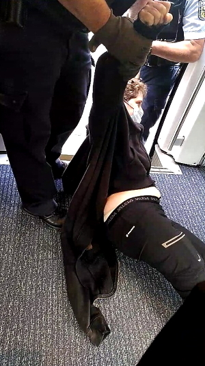 Frau Lecomte wird aus dem Zug gezogen. 1. August 2022, Göttingen. Foto: C. Lecomte.