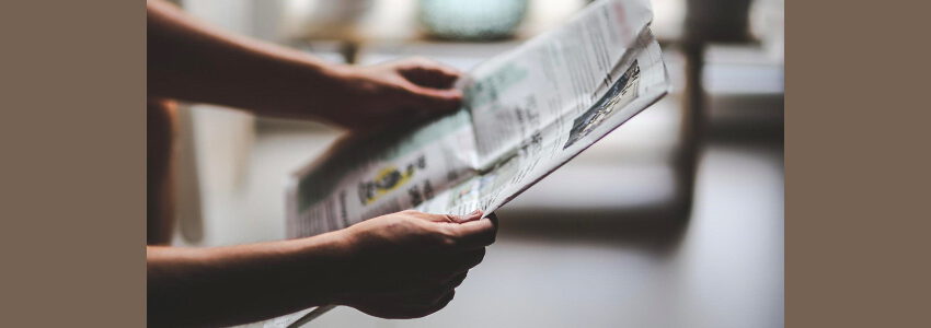 Zeitung lesen. Foto: Karolina Grabowska, Pixabay.