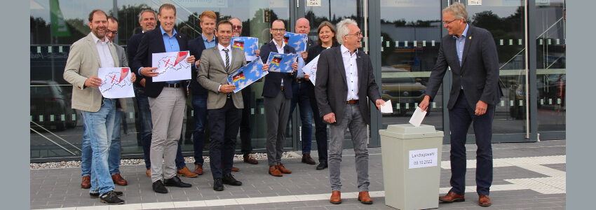 Die Bürgermeisterinnen und Bürgermeister im Landkreis Lüneburg, Landrat Jens Böther und Kreiswahlleiter Jürgen Krumböhmer appellieren: Gehen Sie am 9. Oktober zur Wahl! Foto: Landkreis Lüneburg