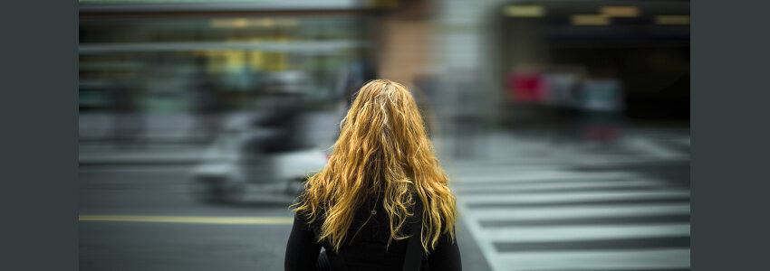 Frau auf der Straße. Foto: Olexy @Ohurtsov , Pixabay.