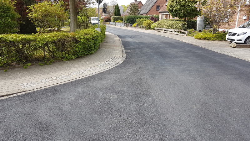 Mit Kaltasphalt sanierte Hermann-Löns-Straße. Foto: Hansestadt Lüneburg.