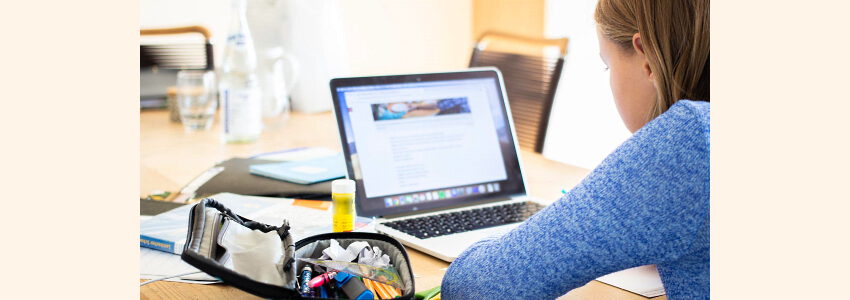 Mädchen am Laptop. Foto: Steven Weirather, Pixabay.