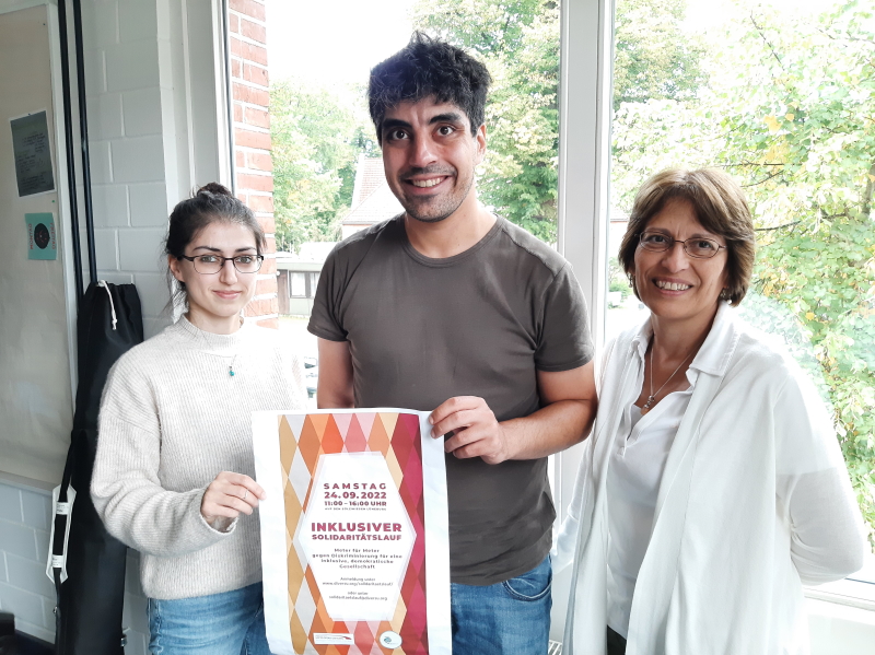 Das Organteam des Solidaritätslaufs: Pune Karimi (diversu e.V.), Sorusch Ebrahimi (diversu e.V) und Nurka Casanova (KSB Lüneburg). Foto: diversu Lüneburg.